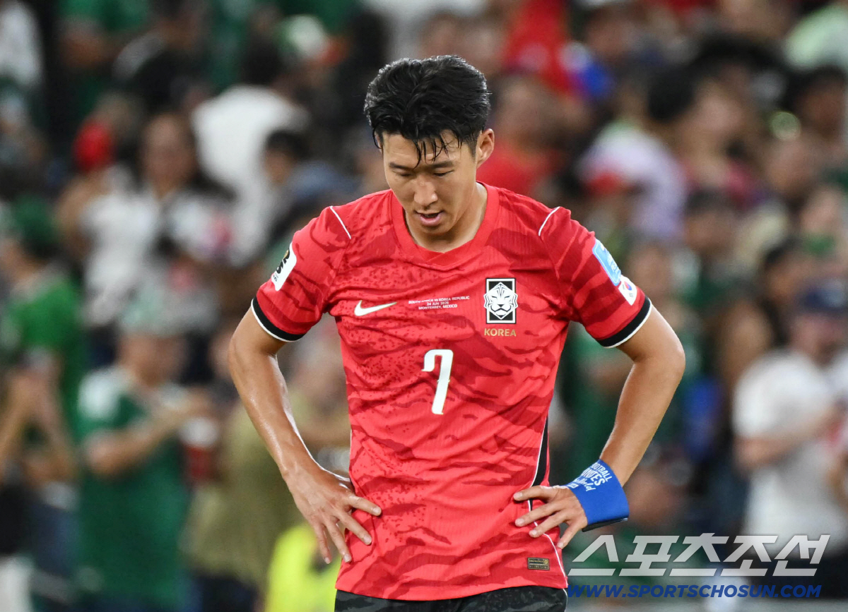 25일(한국시각) 멕시코 몬테레이 인근 과달루페의 에스타디오 몬테레이에서 열린 2026 북중미 월드컵 대한민국과 남아공의 경기. 한국 대표팀이 0-1로 패하자 손흥민이 아쉬워하고 있다. 과달루페(멕시코)=허상욱 기자 wook@sportschosun.com/2026.06.25/