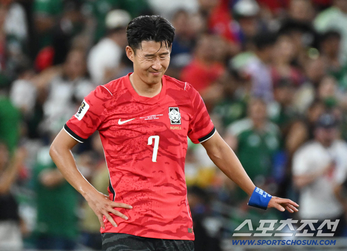 25일(한국시각) 멕시코 몬테레이 인근 과달루페의 에스타디오 몬테레이에서 열린 2026 북중미 월드컵 대한민국과 남아공의 경기. 한국 대표팀이 0-1로 패하자 손흥민이 아쉬워하고 있다. 과달루페(멕시코)=허상욱 기자 wook@sportschosun.com/2026.06.25/