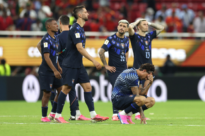 Uruguay Cancels Charter Flight After World Cup Rout, Forcing Squad to Return at Their Own Expense