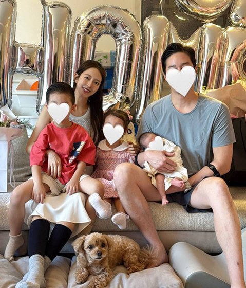 Park Hyun-sun, Who Gave Birth to Her Third Daughter, Tears Up After Leaving the Postpartum Care Center 'Lee Phillip's Surprise Event Was So Touching'