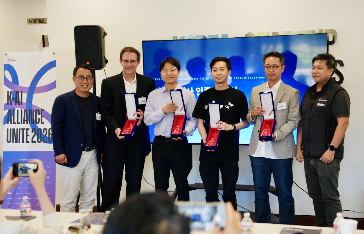 ◇'유나이트 2026'에서 기념촬영을 하는 참석자들. 왼쪽부터 유영상 SK AI위원장, 프라임마스 조셉 배코 총괄임원, 하이퍼엑셀 김주영 대표, 채널코퍼레이션 최시원 대표, 파네시아 조용진 CPO, 안익진 몰로코 대표.