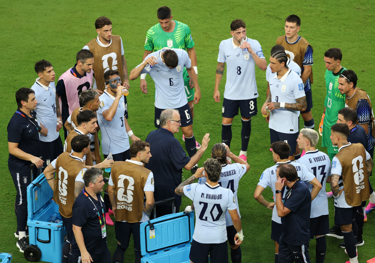 Soccer Football - FIFA World Cup 2026 - Group H - Uruguay v Cape Verde - Miami Stadium, Miami Gardens, Florida, U.S. - June 21, 2026 Uruguay coach Marcelo Bielsa gives instructions to his players during a hydration break REUTERS/Paul Childs