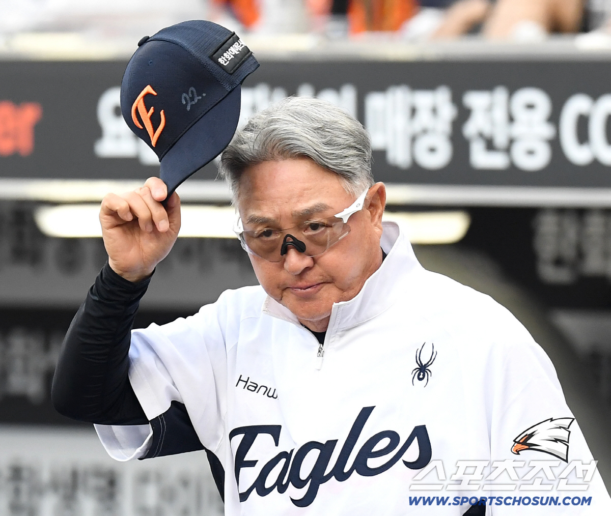 10일 대전 한화생명볼파크에서 열린 한화와 KIA의 경기. 인사를 나누고 있는 한화 김경문 감독. 대전=송정헌 기자 songs@sportschosun.com/2026.06.10/