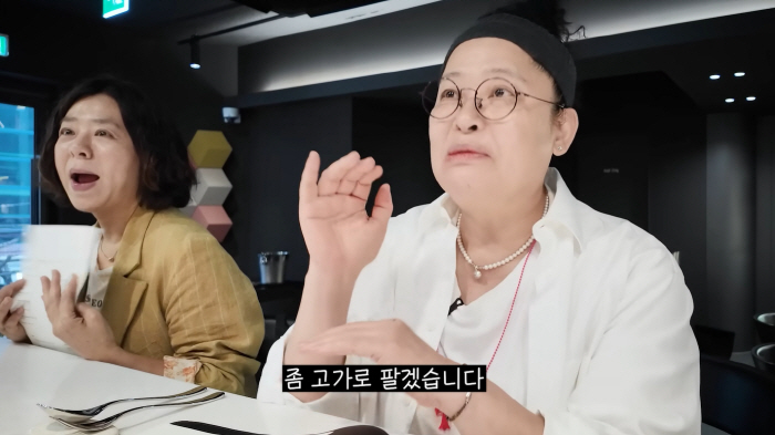 Lee Young-ja Rings the 'Wine Golden Bell' at Yoon Nam-no's Restaurant... 'Flexes' One Bottle per Table, Says It Hit Its Highest Sales Yet Full Story
