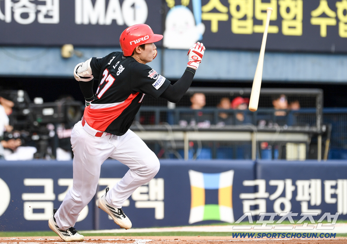 잠실구장을 뜨겁게 달군 주인공은 리드오프 김호령이었다.