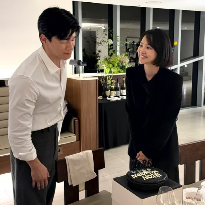 Yoon Seung-ah Stood by Kim Moo-yeol’s Side and Celebrated the No. 1 Ranking of 'Chamgyoyuk' With Tears and Smiles... A Small Celebration Party