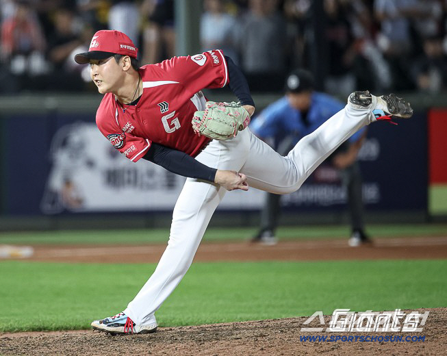 롯데 마무리 최준용이 28일 LG전서 9회초 마운드에 올라 역투하고 있다. 사진제공=롯데 자이언츠