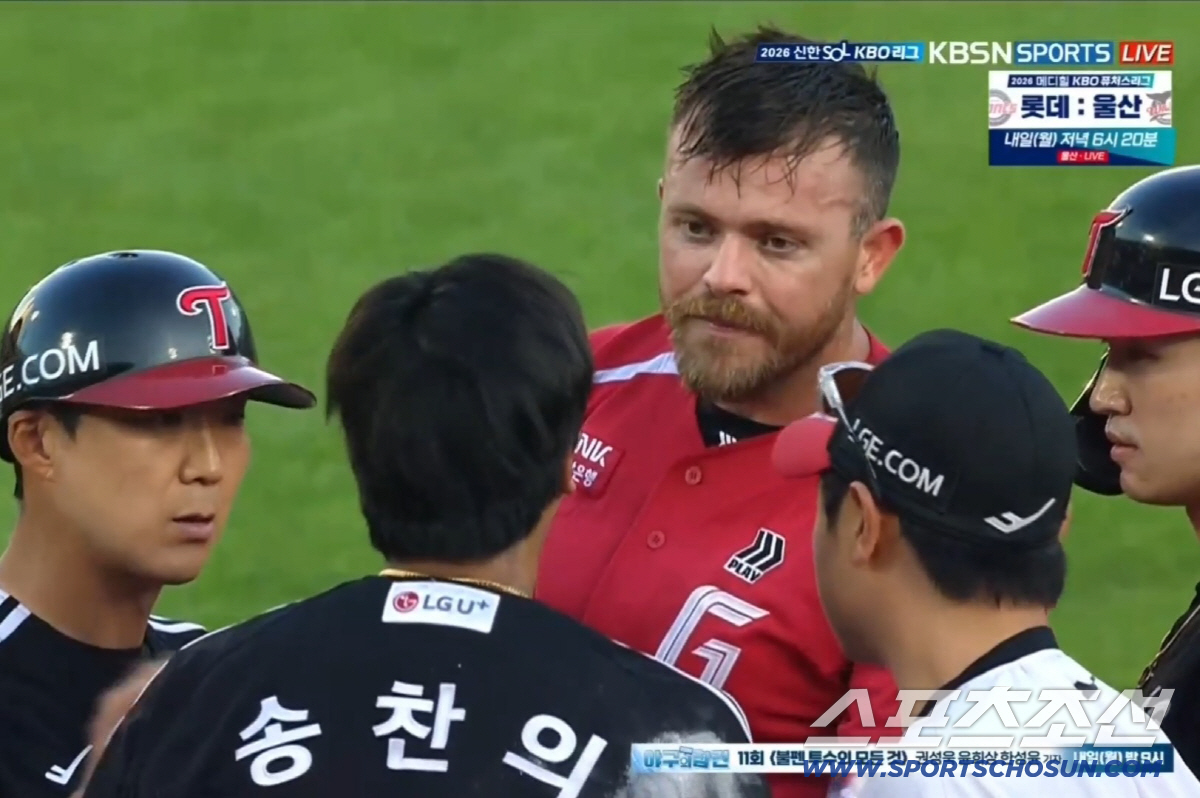 LG 송찬의가 28일 부산 롯데전서 비슬리의 투구에 헤드샷을 당한 뒤 일어나 비슬리의 사과를 받고 있다. KBSN스포츠 티빙 중계화면 캡쳐