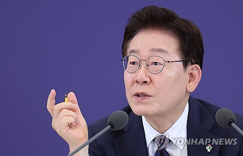 李대통령 지지도 2주 연속 40%대…민주 41%·국힘 42%[리얼미터]