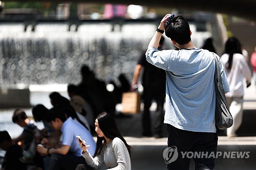 낮 최고 33도 무더위…내륙 곳곳엔 오후 소나기