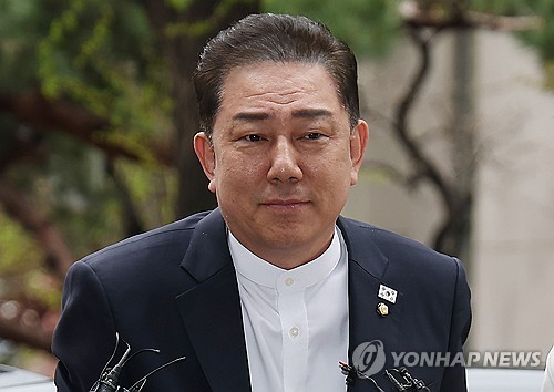 (서울=연합뉴스) 김성민 기자 = 뇌물수수 의혹 등을 받는 무소속 김병기 의원이 10일 서울 마포구 서울경찰청 공공범죄수사대에 조사를 받기 위해 출석하고 있다. 2026.4.10 ksm7976@yna.co.kr
