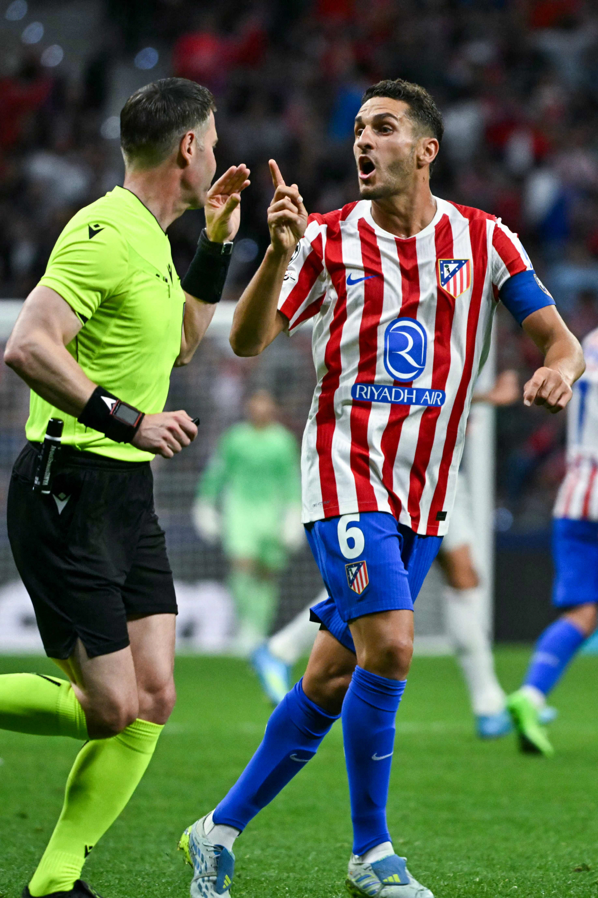 Atletico Madrid's Spanish midfielder #06 Koke gestures to Dutch referee Danny Makkelie (L) after he withdrew a penalty following a VAR revision during the UEFA Champions League semi-final first leg football match between Club Atletico de Madrid and Arsenal at the Metropolitano stadium in Madrid on April 29, 2026. (Photo by Javier SORIANO / AFP)