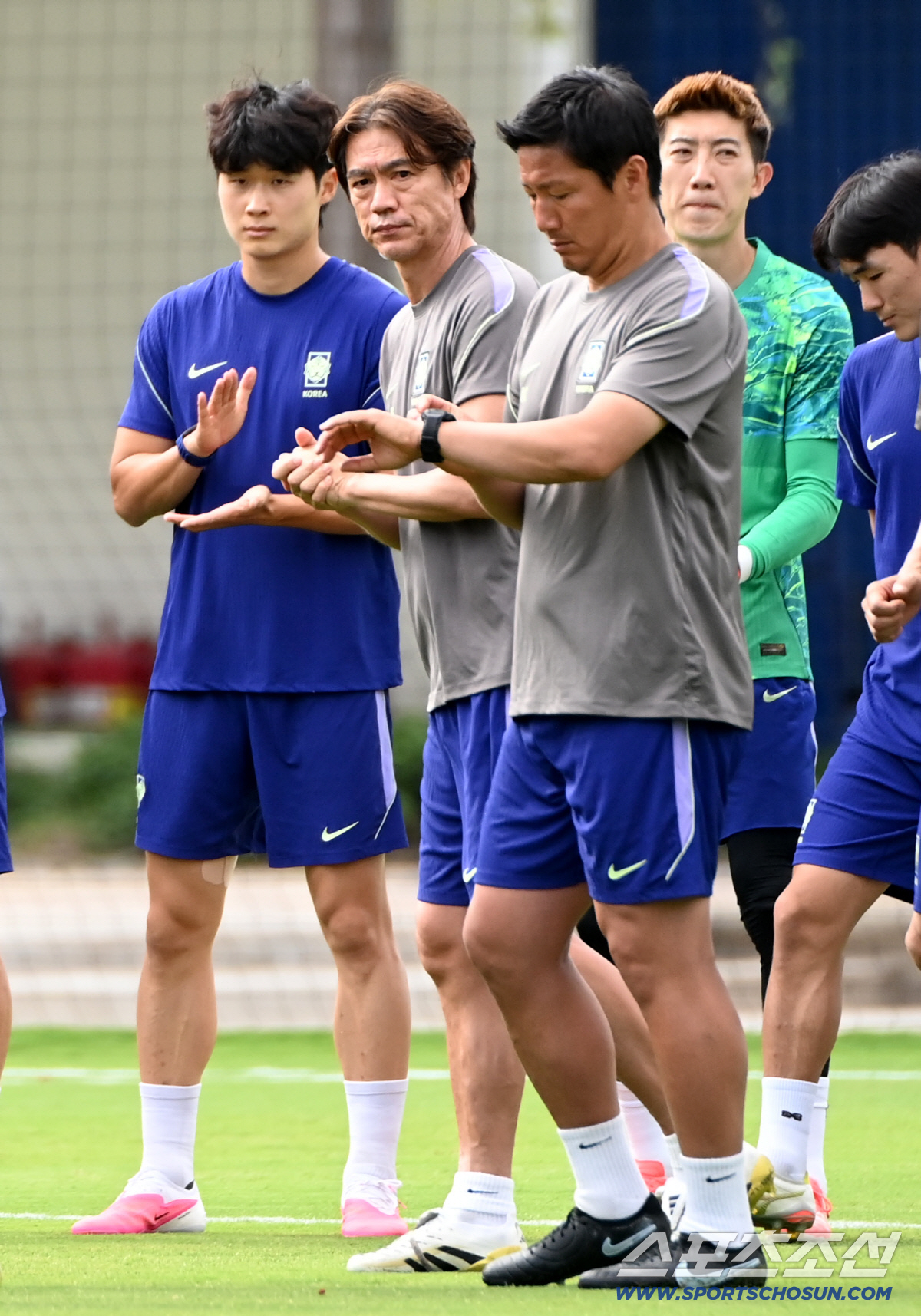 2026 북중미 월드컵 멕시코전을 하루 앞둔 대한민국 월드컵 대표팀이 18일(한국시각) 멕시코 과달라하라 인근 사포판 월드컵대표팀 베이스캠프 훈련장 치바스 베르데 바예에서 훈련을 가졌다. 홍명보 감독이 훈련 전 미팅을 갖고 있다. 사포판(멕시코)=허상욱 기자 wook@sportschosun.com/2026.06.18/