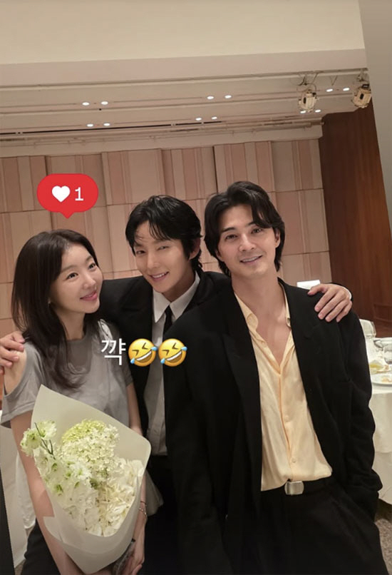 문채원, 한옥 야외 결혼식 포착…이준기·김지훈·장희진 '악의 꽃' 재회