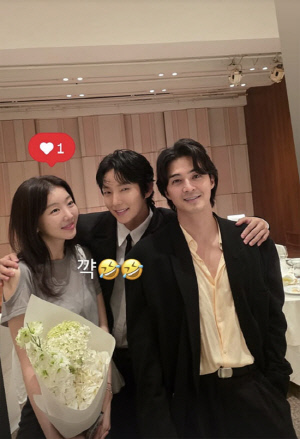 문채원, 한옥 야외 결혼식 포착…이준기·김지훈·장희진 '악의 꽃' 재회