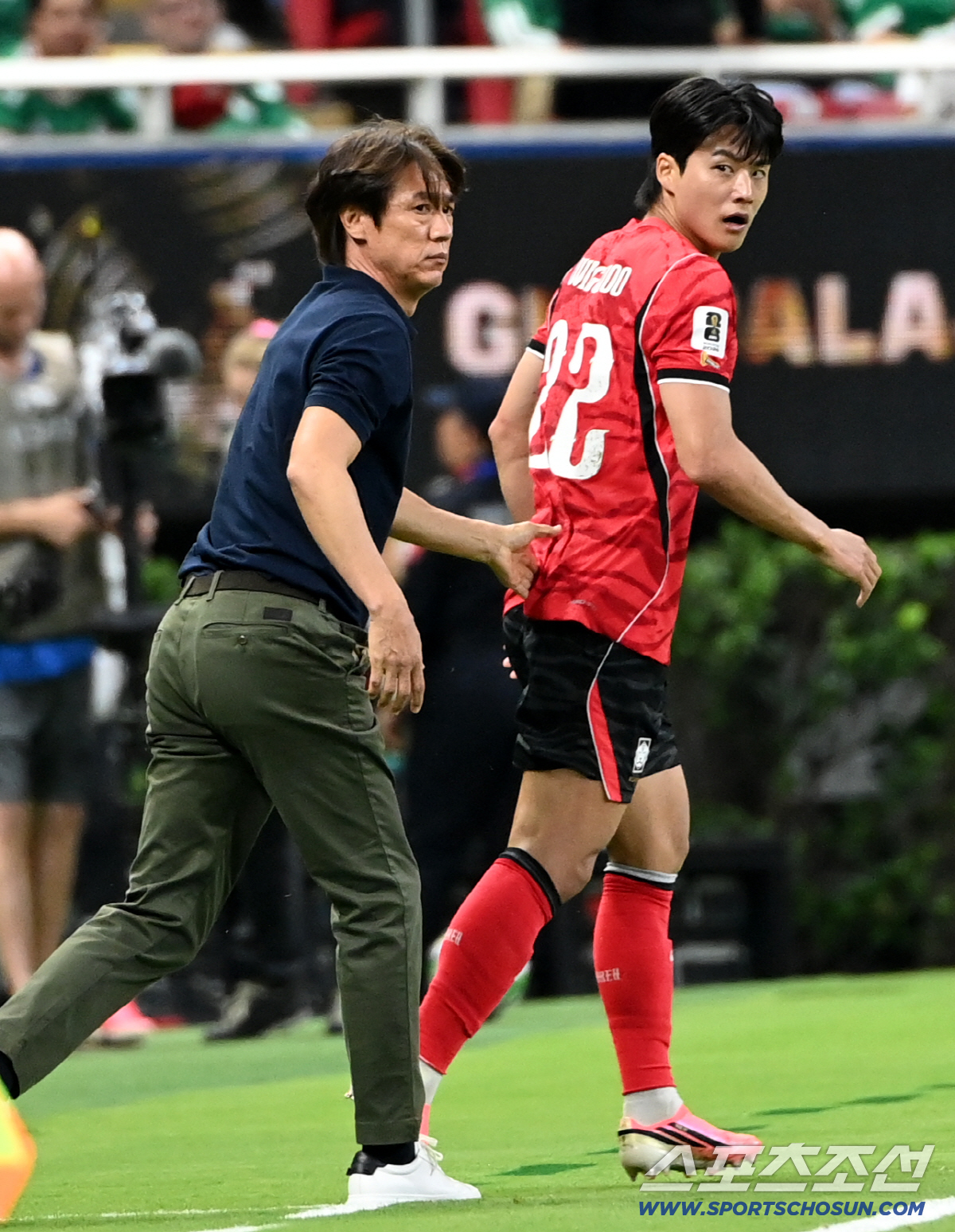 12일(한국시각) 멕시코 과달라하라 사포판의 에스타디오 과달라하라에서 열린 2026 북중미월드컵 대한민국과 체코의 경기. 홍명보 감독이 넘어진 설영우를 일으켜세워주고 있다. 사포판(멕시코)=허상욱 기자 wook@sportschosun.com/2026.06.12/