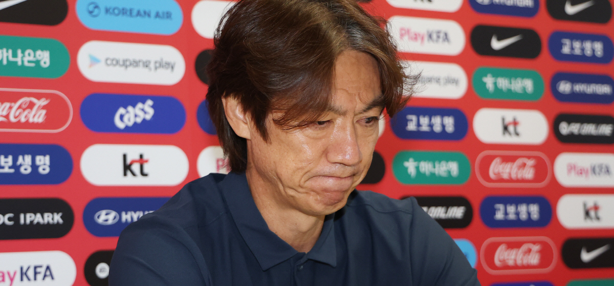입 굳게 다문 홍명보 (사포판[멕시코 할리스코주]=연합뉴스) 신준희 기자 = 2026 북중미 월드컵 조별리그에서 탈락한 한국 축구 국가대표팀 홍명보 감독이 28일(현지시간) 오전 멕시코 과달라하라 인근 사포판의 치바스 바예 베르데에서 사퇴 기자회견을 하고 있다. 2026.6.29