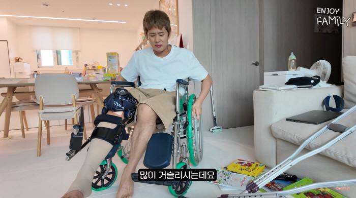 Son Min-soo to Undergo Surgery After Tearing His ACL While Playing Soccer... Im Lara Breaks Down at the Thought of Raising Twins Alone