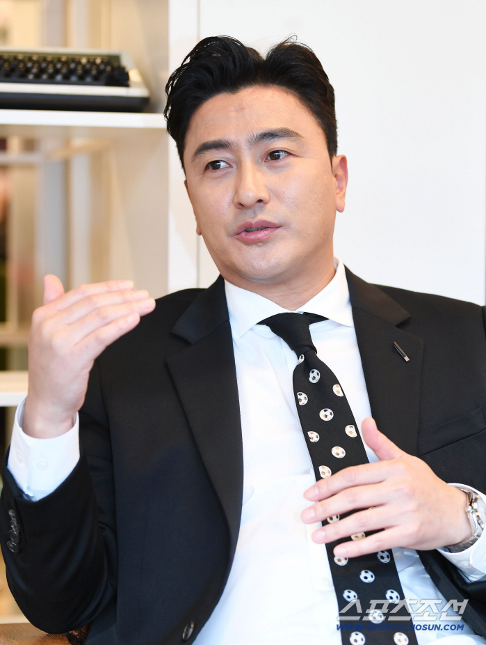 Ahn Jung-hwan Bows His Head 'I Apologize for My 'Worthless People' Remark... If Necessary, I Would Even Stage a One-Man Protest for Football Reform'