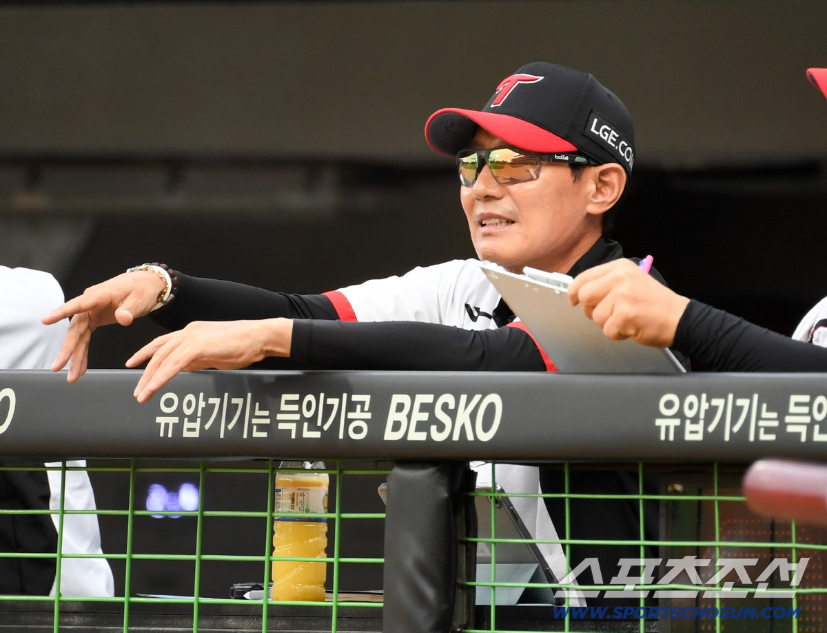 16일 광주 기아챔피언스필드에서 열린 KIA와 LG의 경기. 1회 리드오프 LG 홍창기가 풀카운 승부 끝 삼진을 당하자 염경엽 감독이 아쉬워하고 있다. 광주=박재만 기자 pjm@sportschosun.com/2026.06.16/