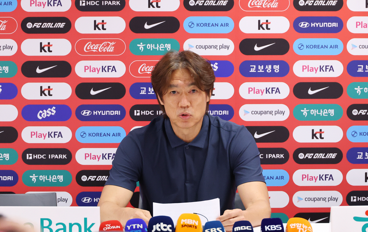"책임은 모두 감독인 나에게" 홍명보 감독 자진 사퇴, 日 충격 조명 "韓 레전드까지 비판했다"..."10년 동안 배웠는데도 또 까먹어어"