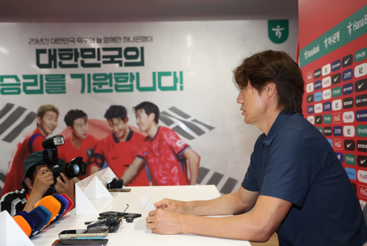 "책임은 모두 감독인 나에게" 홍명보 감독 자진 사퇴, 日 충격 조명 "韓 레전드까지 비판했다"..."10년 동안 배웠는데도 또 까먹어어"