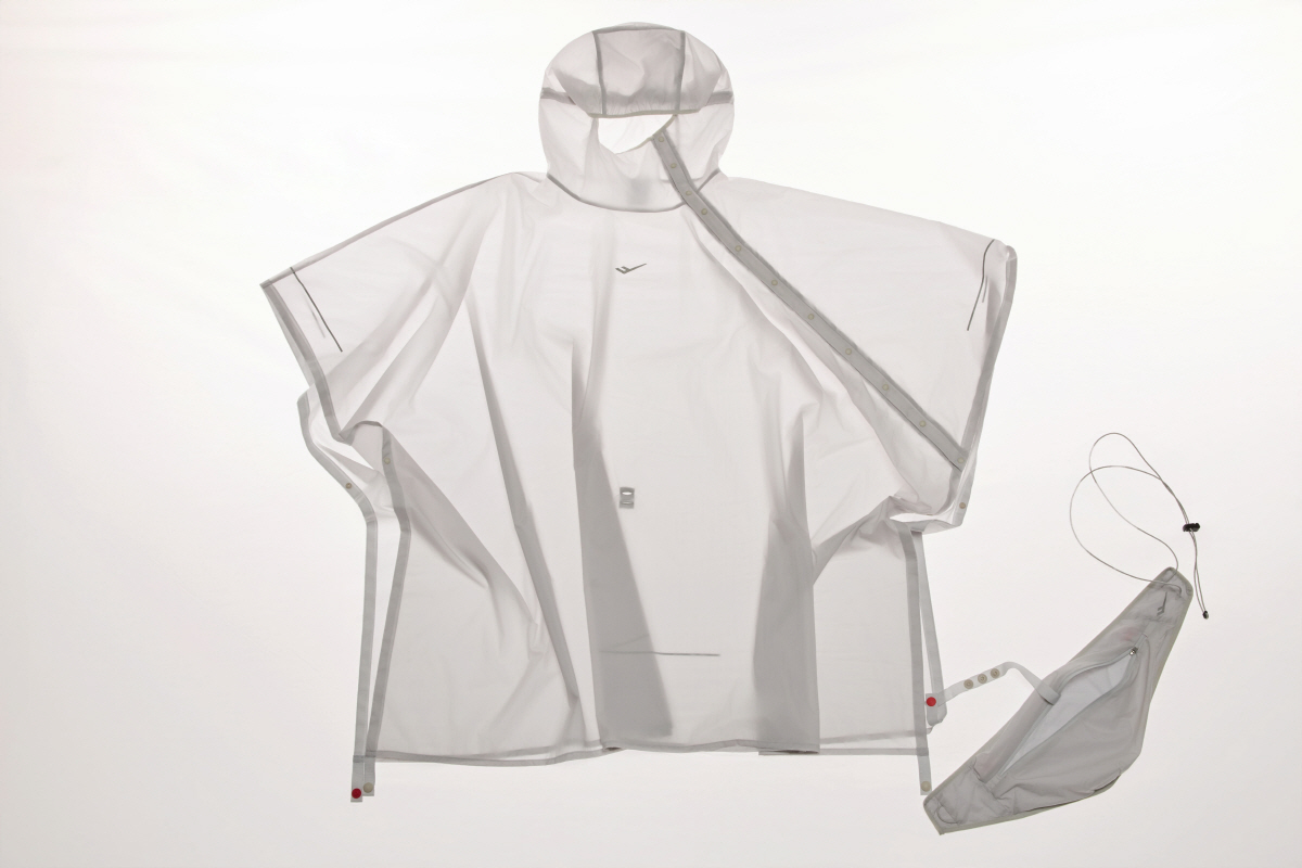◇ "Uni Carry-On Poncho." Photo courtesy of Pro-Specs