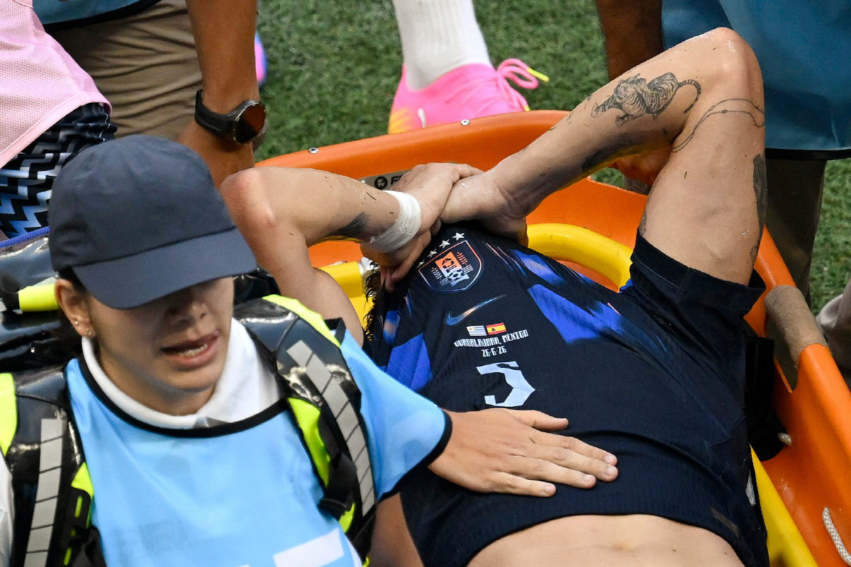 Uruguay's midfielder #05 Manuel Ugarte leaves the pitch after being injured during the 2026 World Cup Group H football match between Uruguay and Spain at the Guadalajara Stadium in Zapopan on June 26, 2026. (Photo by Alfredo ESTRELLA / AFP)