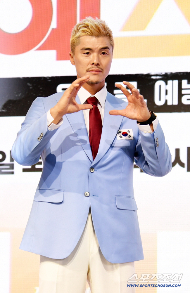JTBC 신규 예능 '예스맨' 제작발표회가 14일 서울 여의도 페어몬트 앰배서더에서 열렸다. 김영광이 포토타임을 갖고 있다. 여의도=박재만 기자 pjm@sportschosun.com/2026.01.14/
