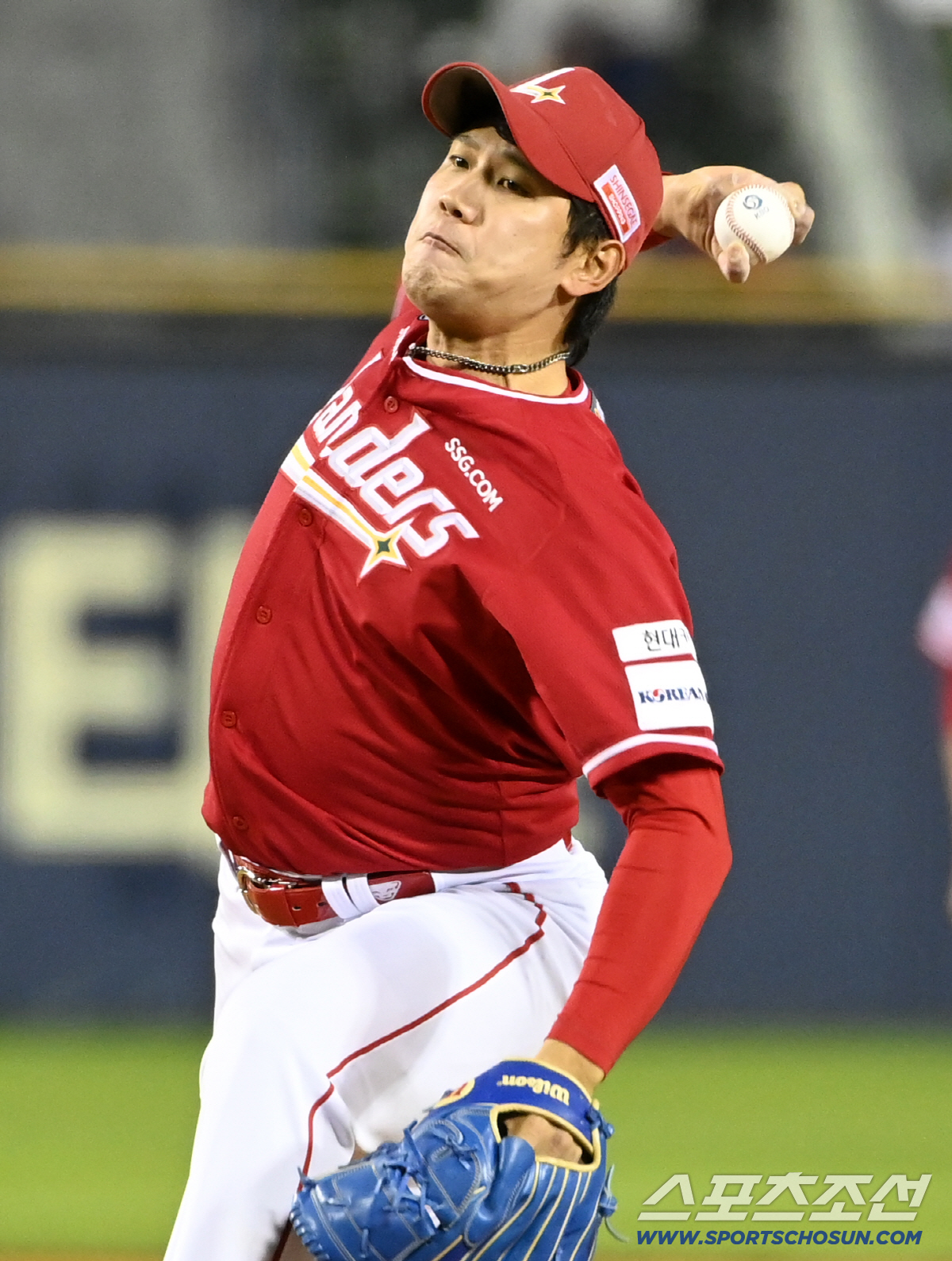 8일 잠실야구장에서 열린 SSG와 LG의 경기, SSG 서진용이 역투하고 있다. 잠실=허상욱 기자 wook@sportschosun.com/2024.05.08/