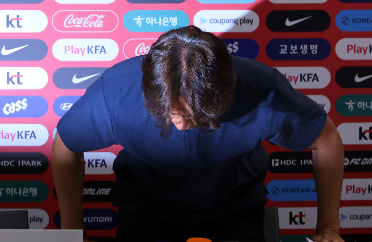 국가대표팀 감독직에서 사퇴한 홍명보. 연합뉴스