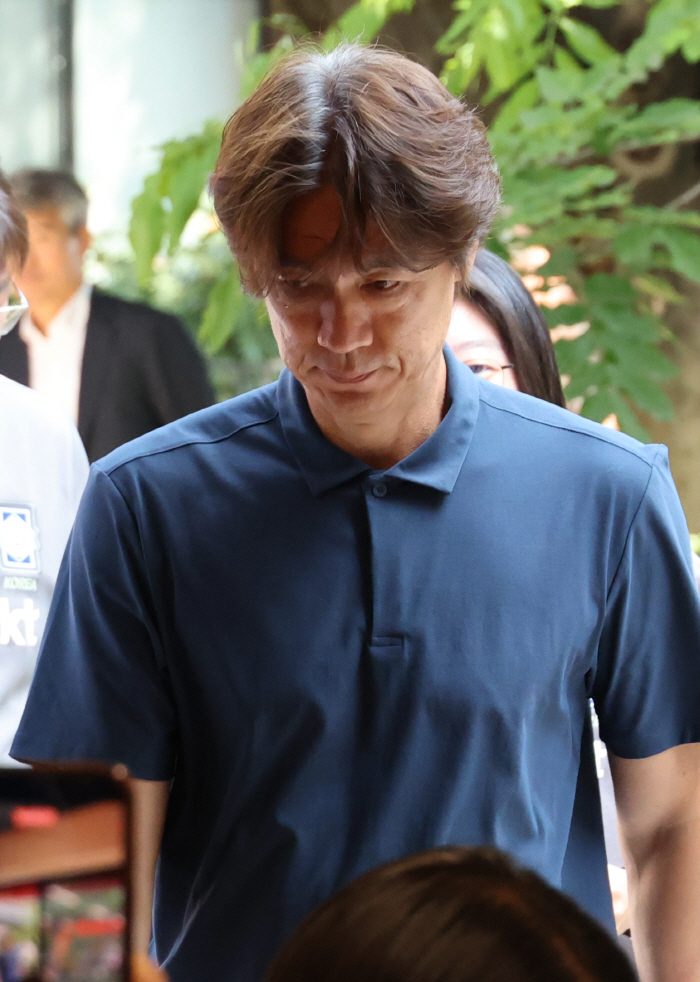'24년째 월드컵 진출 실패' 중국까지 훈수 둔다, 홍명보 감독 사퇴에 "한국, 4강 신화에서 못 벗어나"→"혁신적인 감독 선임이 과제"