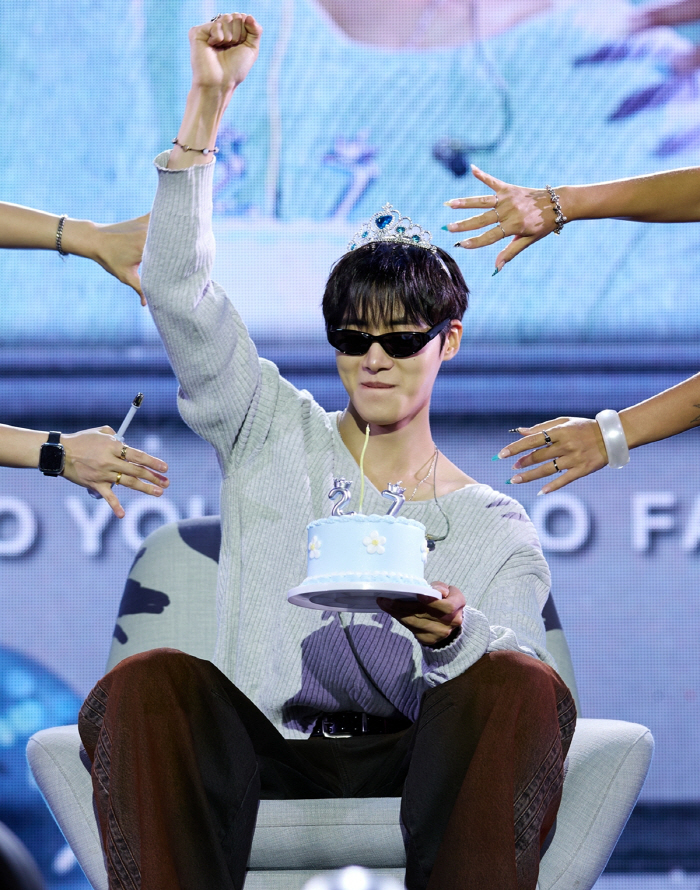 Choo Young-woo Gives Fans an Unforgettable 'CHOO-prise'... Fan Meeting Held to Great Acclaim