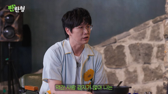 '47-Year-Old' Sung Si-kyung Lavishes Praise on '29-Year-Old' Actress Moon Ga-young: "So Beautiful...The Epitome of Elegance" (Salty Brother Shin