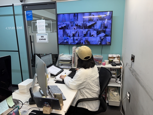 [소셜＋] 졸면 깨우고 '인강'만 허용…대치동 흔든 'AI 스파르타 독서실'