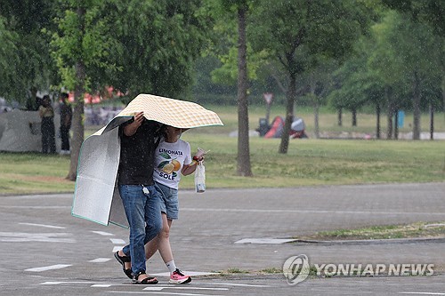 전국 곳곳 강한 소나기…돌풍·천둥번개 주의