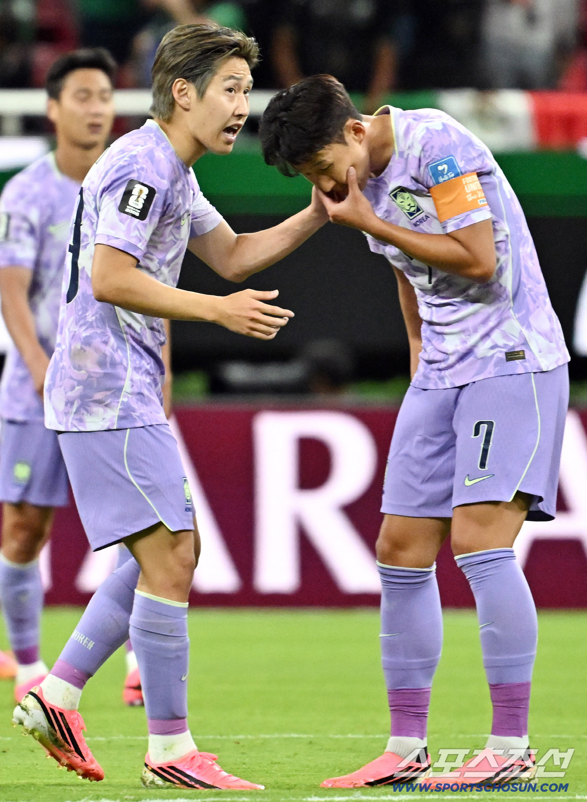 19일(한국시각) 멕시코 과달라하라 사포판의 에스타디오 과달라하라에서 열린 2026 북중미월드컵 대한민국과 멕시코의 경기. 로모에게 선제골을 내준 뒤 이야기를 나누는 손흥민과 이강인의 모습. 사포판(멕시코)=허상욱 기자 wook@sportschosun.com/2026.06.19/