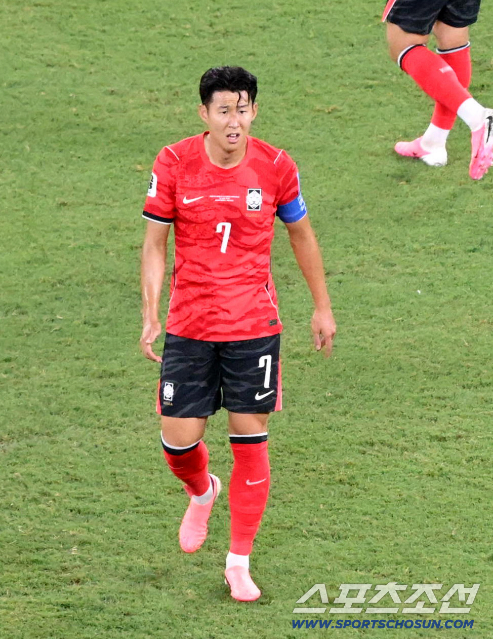 25일(한국시각) 멕시코 몬테레이 인근 과달루페의 에스타디오 몬테레이에서 열린 2026 북중미 월드컵 대한민국과 남아공의 경기. 후반전 선제골을 허용하자 손흥민이 아쉬워하고 있다. 과달루페(멕시코)=허상욱 기자 wook@sportschosun.com/2026.06.25/