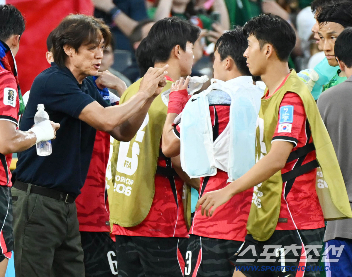 25일(한국시각) 멕시코 몬테레이 인근 과달루페의 에스타디오 몬테레이에서 열린 2026 북중미 월드컵 대한민국과 남아공의 경기. 하이드레이션 브레이크때 홍명보 감독이 손흥민에 작전지시를 하고 있다. 과달루페(멕시코)=허상욱 기자 wook@sportschosun.com/2026.06.25/