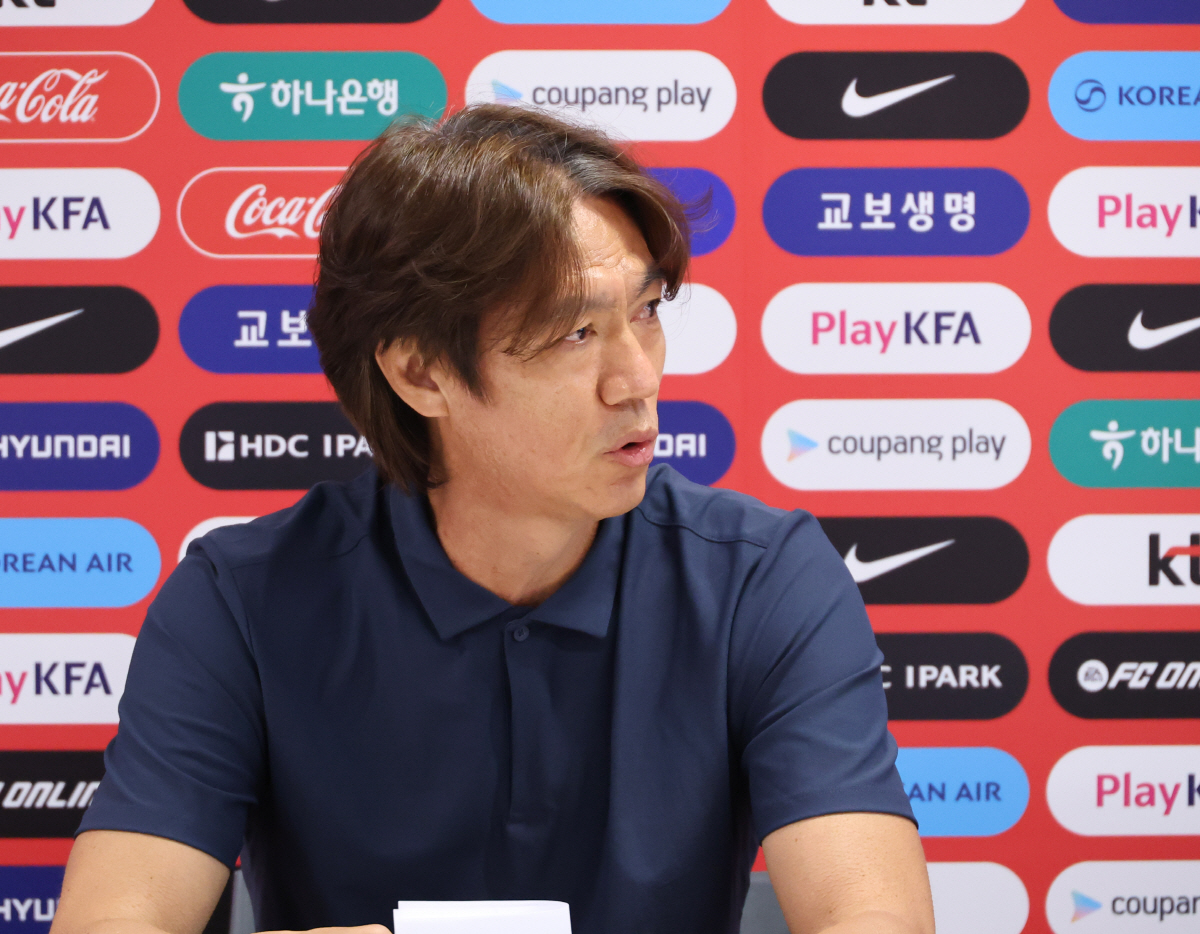 홍명보 감독 사퇴 (사포판[멕시코 할리스코주]=연합뉴스) 최재구 기자 = 2026 북중미 월드컵에서 32강 진출에 실패한 한국축구국가대표팀의 홍명보 감독이 28일(현지시간) 멕시코 사포판 치바스 바예 베르데에서 기자회견을 하며 사퇴 의사를 밝히고 있다. 2026.6.29 jjaeck9@yna.co.kr(끝)