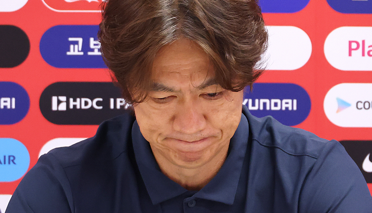 홍명보 감독 사퇴 (사포판[멕시코 할리스코주]=연합뉴스) 최재구 기자 = 2026 북중미 월드컵에서 32강 진출에 실패한 한국축구국가대표팀의 홍명보 감독이 28일(현지시간) 멕시코 사포판 치바스 바예 베르데에서 기자회견을 하며 사퇴 의사를 밝히고 있다. 2026.6.29 jjaeck9@yna.co.kr(끝)
