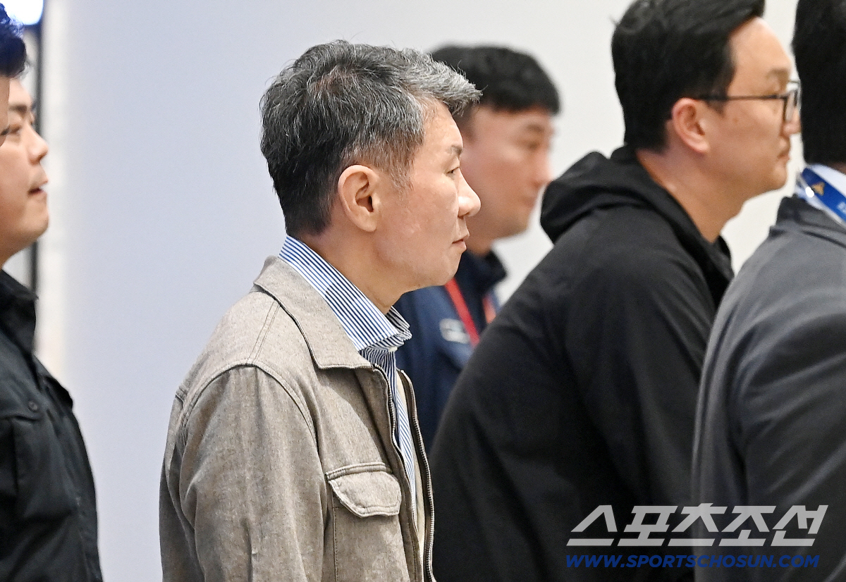 2026 국제축구연맹(FIFA) 북중미 월드컵 조별리그에서 탈락한 대한민국 축구대표팀이 30일 새벽 인천국제공항을 통해 귀국했다. 정몽규 대한축구협회장이 입국장을 나서고 있다. 인천공항=박재만 기자 pjm@sportschosun.com/2026.06.30/