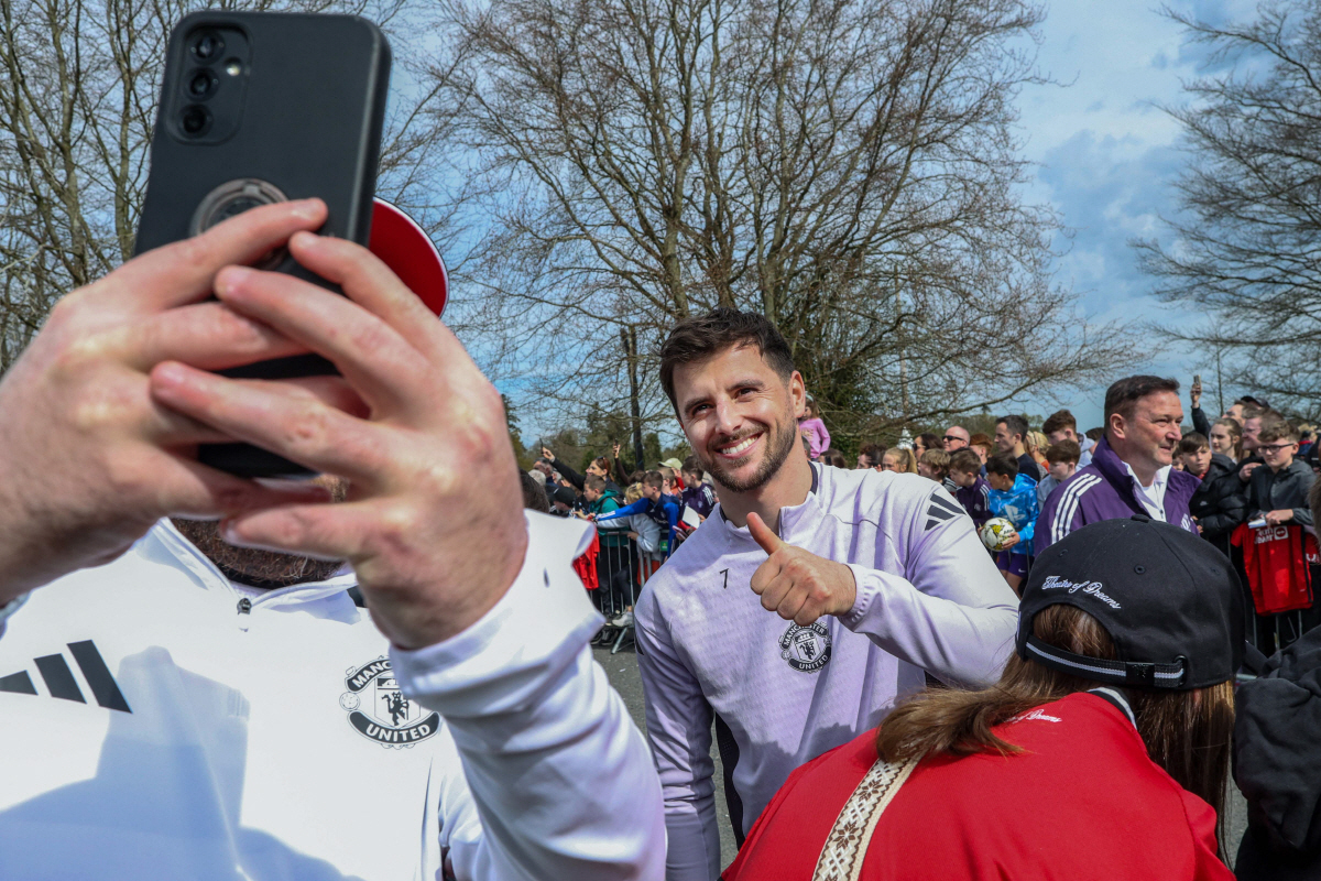 Manchester United's English midfielder #07 Mason Mount poses for a selfie with fans as they train at Carton House in Dublin, Ireland on April 7, 2026, during their four-day intensive football training camp in the Irish capital. (Photo by Paul Faith / AFP)