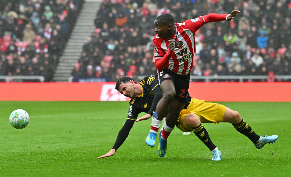 Manchester United's English midfielder #07 Mason Mount vies with Sunderland's Congolese midfielder #27 Noah Sadiki during the English Premier League football match between Sunderland and Manchester United at The Stadium of Light in Sunderland in north east England on May 9, 2026. (Photo by ANDY BUCHANAN / AFP) / RESTRICTED TO EDITORIAL USE. No use with unauthorized audio, video, data, fixture lists, club/league logos or 'live' services. Online in-match use limited to 120 images. An additional 40 images may be used in extra time. No video emulation. Social media in-match use limited to 120 images. An additional 40 images may be used in extra time. No use in betting publications, games or single club/league/player publications. /