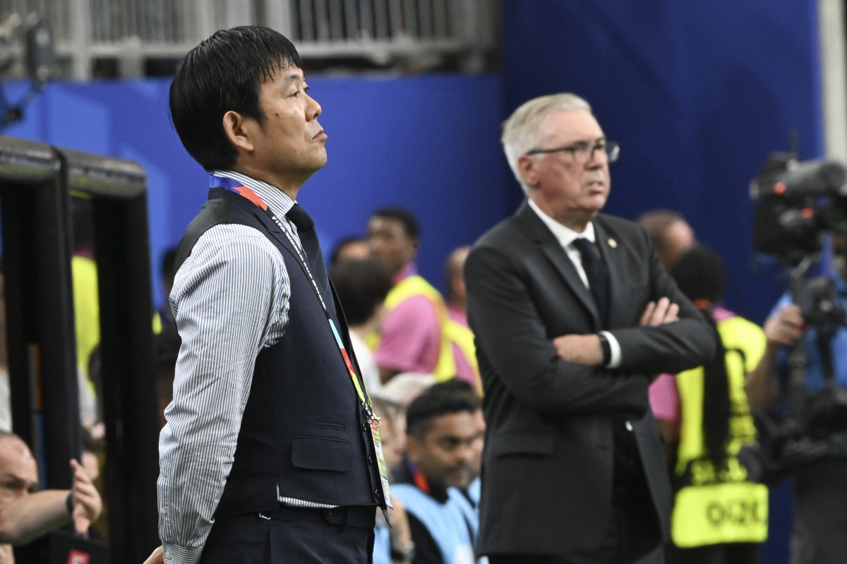 (260630) -- HOUSTON, June 30, 2026 (Xinhua) -- Moriyasu Hajime (L), head coach of Japan and Carlo Ancelotti, head coach of Brazil react during the round of 32 match between Brazil and Japan at the 2026 FIFA World Cup at Houston Stadium in Houston, the United States, June 29, 2026. (Xinhua/Xiao Yijiu)