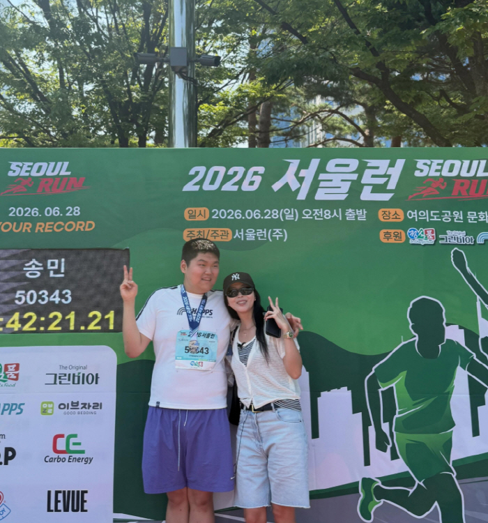 Oh Yoon-ah's son with developmental disability completes marathon in the heat after landing a job 'Min is the best'