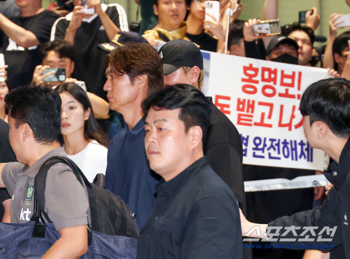 [월드컵] 같은 사과, 다른 내용. 충격적 한-일 사령탑의 차이. 홍명보 '추상적 변명' vs 모리야스 '구체적 반성'
