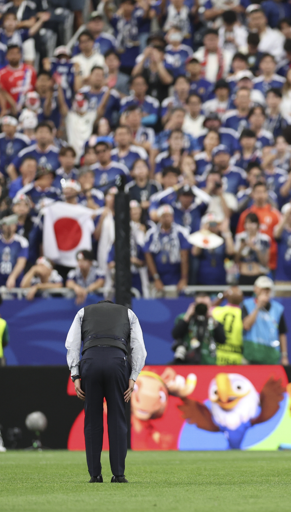 (260630) -- HOUSTON, June 30, 2026 (Xinhua) -- Moriyasu Hajime, head coach of Japan, greets the audience after the round of 32 match between Brazil and Japan at the 2026 FIFA World Cup at Houston Stadium in Houston, the United States, June 29, 2026. (Xinhua/Li Ming)