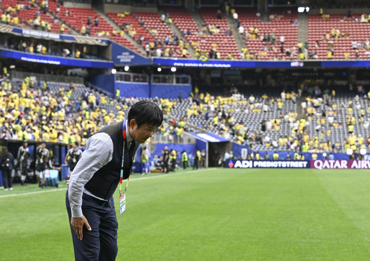 (260630) -- HOUSTON, June 30, 2026 (Xinhua) -- Moriyasu Hajime, head coach of Japan, greets the audience after the round of 32 match between Brazil and Japan at the 2026 FIFA World Cup at Houston Stadium in Houston, the United States, June 29, 2026. (Xinhua/Xiao Yijiu)