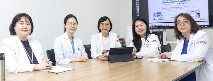 (왼쪽부터)분당차병원 중개의학센터 한혜지 연구원, 분당차여성병원 산부인과 김나리 교수·류현미 교수, 분당차병원 스마트 MEC케어 R&D센터 임지혜 부센터장, 분당차여성병원 산부인과 이현정 교수